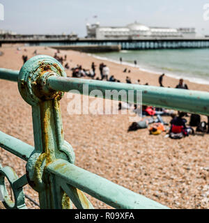 Leeren Tisch und Stühlen mit Blick auf Strand sceene auf Stein Strand Brighton UK Stockfoto