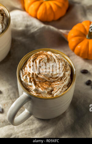 Süße Herbst Kürbis Spice Latte Kaffee mit Schlagsahne Stockfoto