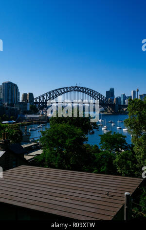 Die Sydney Harbour Bridge und die Skyline der Stadt Blick von Lavender Bay, North Sydney, New South Wales, Australien Stockfoto