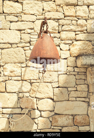 Vintage Kirchenglocke outdoor einer Kapelle auf der Insel Kreta, Griechenland, Europa Stockfoto