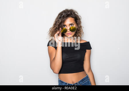 Porträt der jungen curlu mulatto American Girl in Sonnenbrille auf weißem Hintergrund Stockfoto