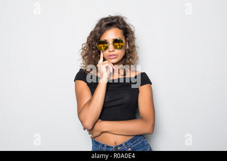 Porträt der jungen curlu mulatto American Girl in Sonnenbrille auf weißem Hintergrund Stockfoto