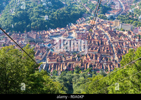 Brasov historischen Stadtzentrum von Touristen aus den Berg Tampa Seilbahn gesehen. Mittelalterliche Stadt in einem Tal - Rathaus, hohe Türme, Kirchen, Rumänien. Stockfoto