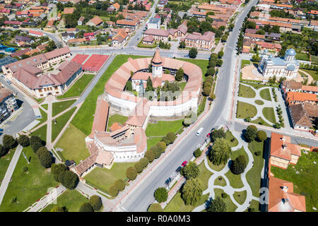 Prejmer Wehrkirche, Brasov County, Siebenbürgen, Rumänien. Luftaufnahme. Mittelalterliche Festung mit einer Kirche, Clock Tower, hohe spire, dicken Mauern. Stockfoto