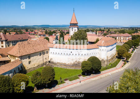 Prejmer Wehrkirche, Brasov County, Siebenbürgen, Rumänien. Luftaufnahme. Mittelalterliche Festung mit einer Kirche, Clock Tower, hohe spire, dicken Mauern. Stockfoto