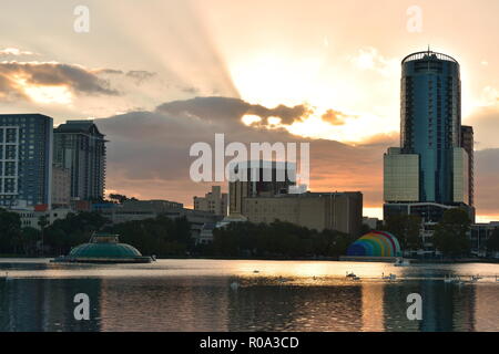 Orlando, Florida. Oktober 19, 2018 Wolkenkratzer, Gebäude und das Hotel auf eola See Park. Stockfoto