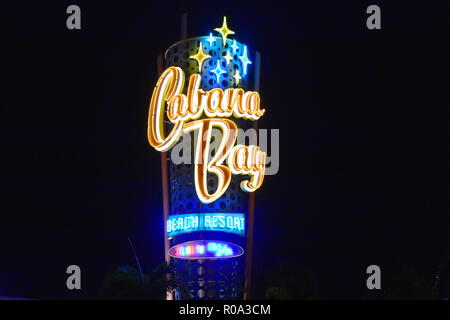 Orlando, Florida. Oktober 19, 2018 Blick von Oben auf die Vintage Cabana Bay Hotel Schild in den Universal Studios. Stockfoto