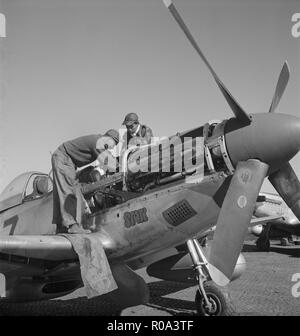 Marcellus G. Smith, Louisville, Kentucky, und Roscoe C. Braun, New York, NY Klasse 44-C. P-SC #11, Arbeiten am Flugzeug Motor, Ramitelli, Italien, Toni Frissell, März 1945 Stockfoto