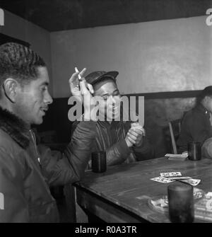 Tuskegee Airmen Spielkarten im Offiziersklub, von Links nach Rechts: Walter M. Downs, New Orleans, LA, Klasse 43-B und William S. Preis, III, Topeka, KS, Klasse 44-C, Ramitelli, Italien, Toni Frissell, März 1945 Stockfoto