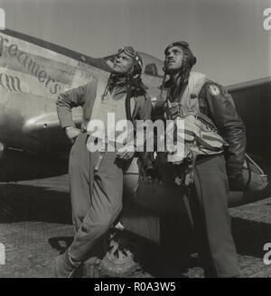 Tuskegee Airmen, Spalte Benjamin O. Davis, Kommandierender Offizier, 332 Fighter Gruppe, Klasse 42 - C (links), Edward C. Gleed, Lawrence, KS, Klasse 42-K, Gruppe Operations Officer (rechts), in voller Länge Porträt, P-5/D Flugzeug im Hintergrund, Ramitelli, Italien, Toni Frissell, März 1945 Stockfoto