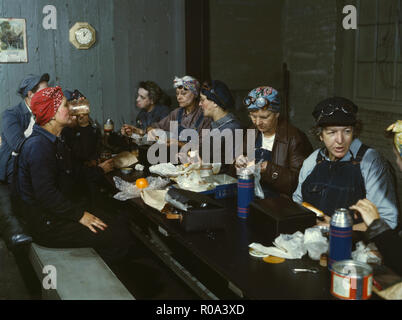 Die Frauen beschäftigten Arbeitnehmer als Scheibenwischer im Roundhouse Mittagessen in den Ruheraum, Chicago & North Western Railway Company, Clinton, Iowa, USA, Jack, Delano, Office of War Information, April 1943 Stockfoto