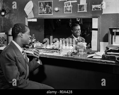 Louis Armstrong, amerikanischer Jazz Interpret, Portrait im Ankleidezimmer, Aquarium, New York City, New York, USA, William S. Gottlieb Sammlung, Juli 1946 Stockfoto