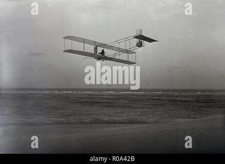 3/4-Ansicht links hinten der Schirm im Flug, in Kitty Hawk, North Carolina, USA, 1911 Stockfoto