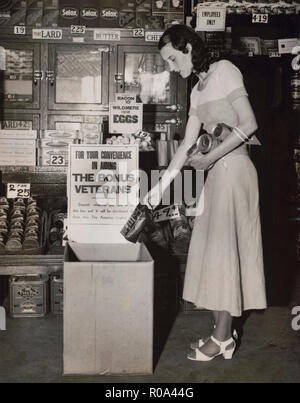 Miss Mary Wick Inverkehrbringen Tüte Kaffee in Food Box platziert in Stores erhalten Beiträge für lagerten sich Bonus Army Veterans, Washington DC, USA, Underwood und Underwood, Juni 1932 Stockfoto