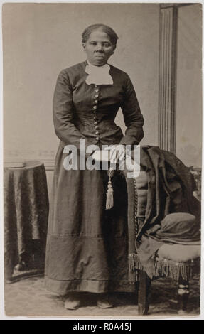 Harriet Tubman (1820-1913), amerikanischer Abolitionist, kartenlänge Ständigen Portrait mit Händen ruht auf Stuhl von Harvey B. Lindsley, Anfang 1870 Stockfoto