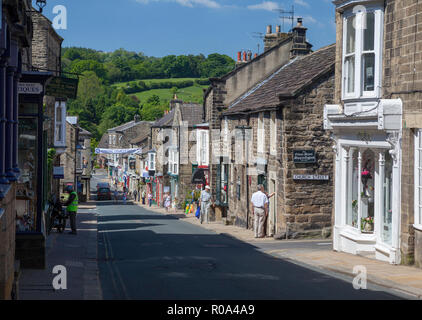 Sommer Blick auf Pateley Bridge High Street mit Geschäften auf jeder Seite der Straße dieser traditionellen Stadtzentrum Stockfoto