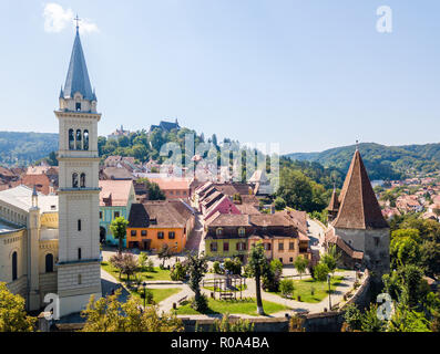 Turmspitzen und roten Ziegeldächern, von Mauern umgebenen Altstadt von Sighisoara, Siebenbürgen, Rumänien. Glockenturm von St. Joseph's Cathedral und Bootmakers' Tower Stockfoto