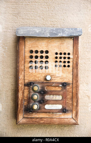 Alte Vintage House Bell aus Eisen und Holz in Prag Stockfoto