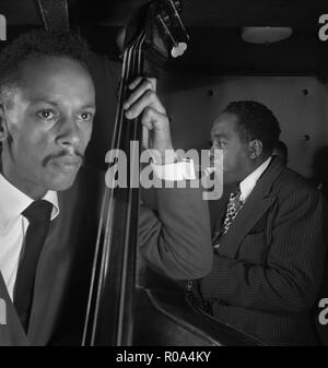 Portrait von Charlie Parker, Tommy Potter und Max Roach, drei Zweien Jazz Club, New York City, New York, USA, William S. Gottlieb Sammlung, August 1947 Stockfoto