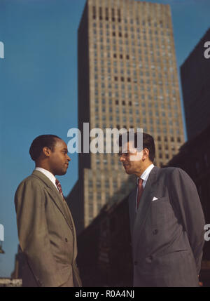 Portrait von Joe Marsala (rechts) im Gespräch mit unbekannter Mann, West 52nd Street, New York City, New York, USA, William S. Gottlieb Sammlung, 1948 Stockfoto