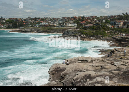 Suche entlang der Küste von der Bondi an der Küste zu Fuß und den Pfad mit Nähe: Tamarama und Bronte Buchten und Strände. Sonnigen Tag mit hoher See surfen. Sydney, Australien Stockfoto