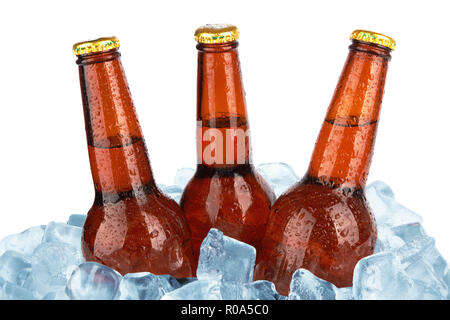 Drei Bierflaschen in Eis mit Kondensation auf weißem Hintergrund Stockfoto