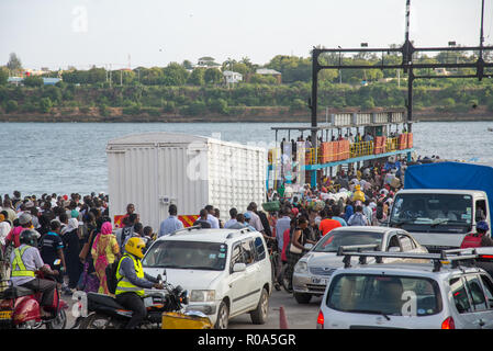 Rushhour auf der Fähre in der Nähe von Mombasa, Kenia, Afrika Stockfoto