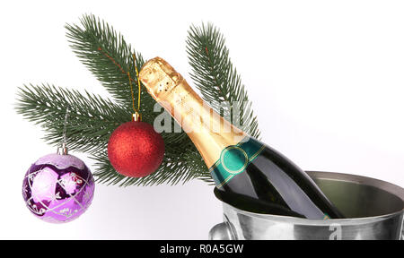 Flasche Champagner im Kühler mit Eis auf weiß Stockfoto