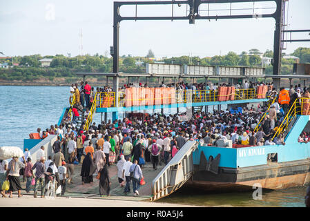 Rushhour auf der Fähre in der Nähe von Mombasa, Kenia, Afrika Stockfoto