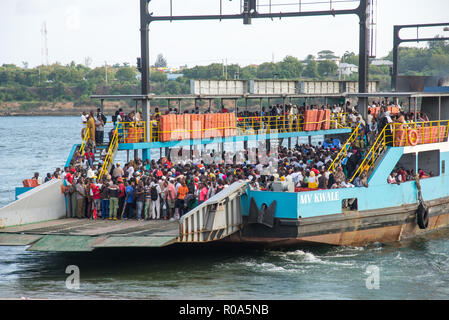 Rushhour auf der Fähre in der Nähe von Mombasa, Kenia, Afrika Stockfoto