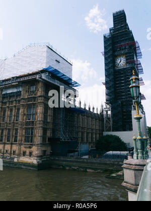 Big Ben ist der Spitzname für die große Glocke der Uhr am nördlichen Ende der Palast von Westminster in London. Unter Restaurierung Stockfoto