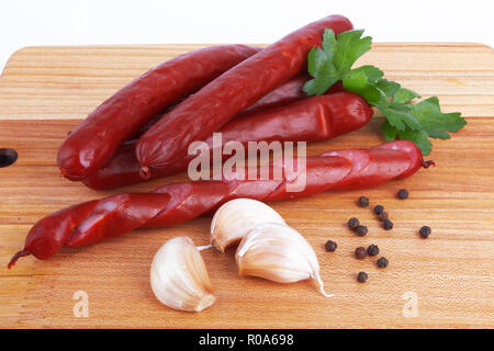 An Bord auf weißem Hintergrund Wurst Stockfoto
