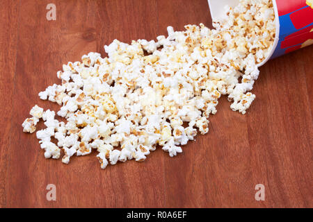 Popcorn ist auf einem hölzernen Hintergrund