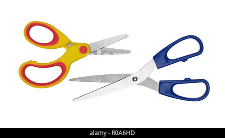 Gelbe und blaue Schere auf weißem Hintergrund Stockfoto