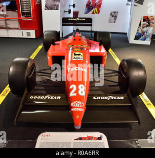 Ferrari F 1/87 Formel 1 Auto von Gerhard Berger, in der Ferrari Museum, Maranello, Italien Stockfoto