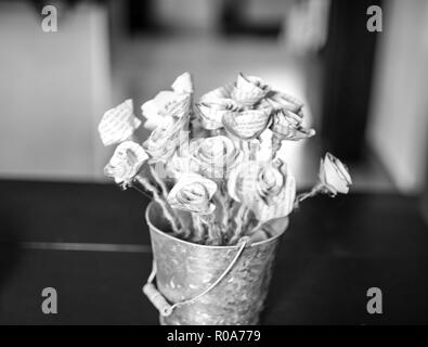 Schwarz-weiß Foto von schönen Papier Rosen Stockfoto