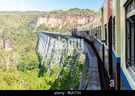 Zug auf dem Viadukt in der Nähe von Hsipaw Goteik, Myanmar Stockfoto