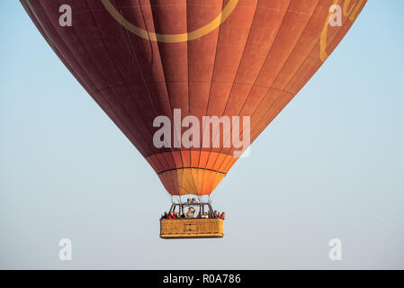 Heißluft-ballons über Theancient templefield von Bagan bei Sonnenaufgang, Myanmar Stockfoto
