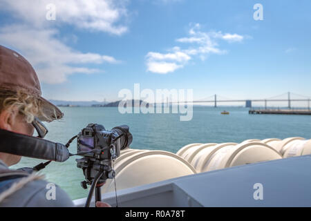 Meerblick vom Boot zu Alcatraz des Fotografen, die Bilder von der Skyline von San Francisco mit Oakland Bridge in Kalifornien, Einheit Stockfoto