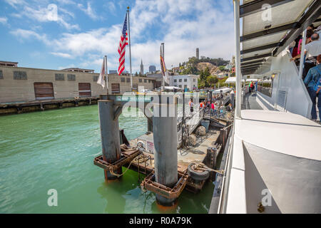 San Francisco, Kalifornien, USA - 14. August 2016: Alcatraz Anlegestelle der Boot Tour Alcatraz Flayer zu Alcatraz Island in der San Francisco Bay Stockfoto