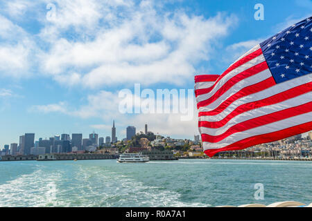San Francisco, Kalifornien, USA - 14. August 2016: amerikanische Flagge in der San Francisco Bay Stadtbild. Tour nach Alcatraz Island mit der Fähre winken Stockfoto