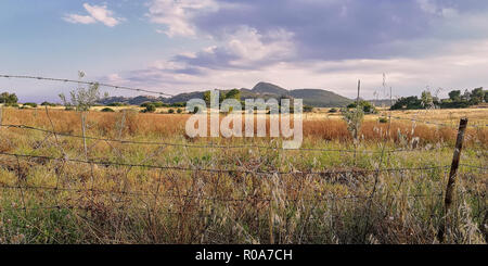 Typische Landschaft des südlichen Sardinien (Costa Rei Muravera) mit einem Berg im Hintergrund und bewölkter Himmel, macht alles sehr beeindruckend Stockfoto