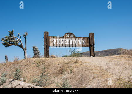 1. Juli 2017 - PIONEERTOWN, KALIFORNIEN: Zeichen für Pioneertown, eine Gemeinschaft von Hollywood Investoren gegründet Western Filme zu machen, ist in der Moro entfernt Stockfoto