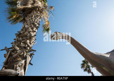 30. JUNI 2018 - CABAZON, California: Ein brontosaurus Statue sieht in den Himmel hinauf in der cabazon Dinosaurier, ein strassenrand Attraktion auf der Interstate 10 in Stockfoto