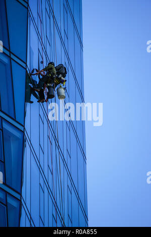 Zwei Männer windows Waschmaschine außen auf dem Hochhaus. Stockfoto
