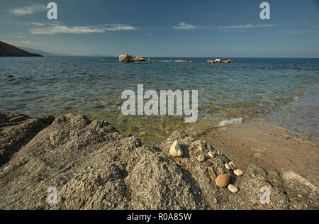 Blick auf den kristallklaren Meer von einem Felsen mit Blick auf das Mittelmeer. Stockfoto