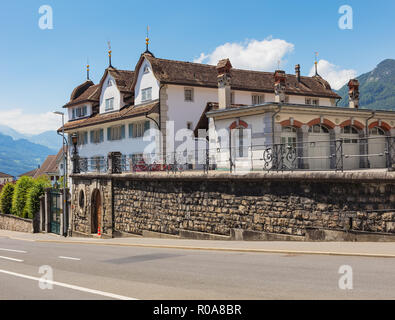 Schwyz, Schweiz - 23. Juni 2018: Gebäude des historischen Teils der Stadt Schwyz Schmiedgasse entlang der Straße. Die Stadt Schwyz ist die Hauptstadt Stockfoto