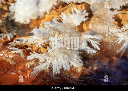 Textur Wasseroxidation, Narzans in den Nordkaukasus, Russland. Stockfoto