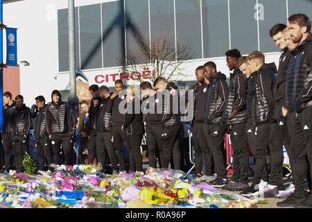 Leicester City Spieler und Fans werden gesehen, einer Hommage an die Leicester City Vorsitzender Vichai Srivaddhanaprabha, die in den Hubschrauberabsturz starb. Stockfoto