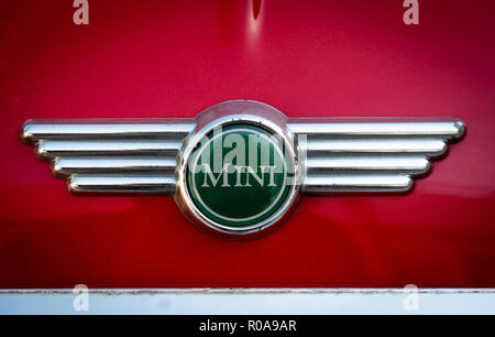 Nicosia, Zypern - 29. September 2018: Die berühmten Mini Cooper auto Logo auf einem rot lackierten Auto Oberfläche. Stockfoto